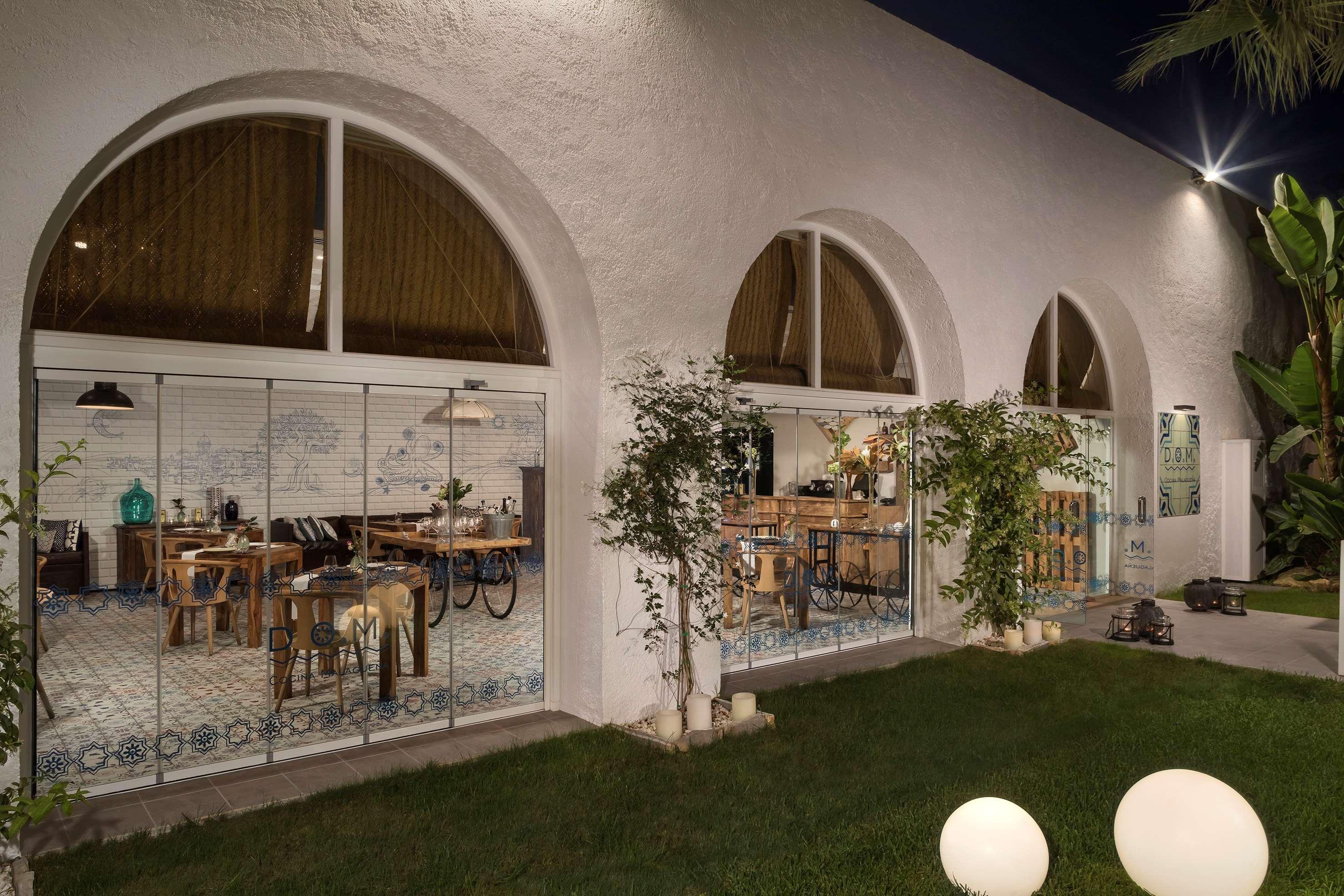 Hotel Me Marbella By Melia Esterno foto The restaurant at night