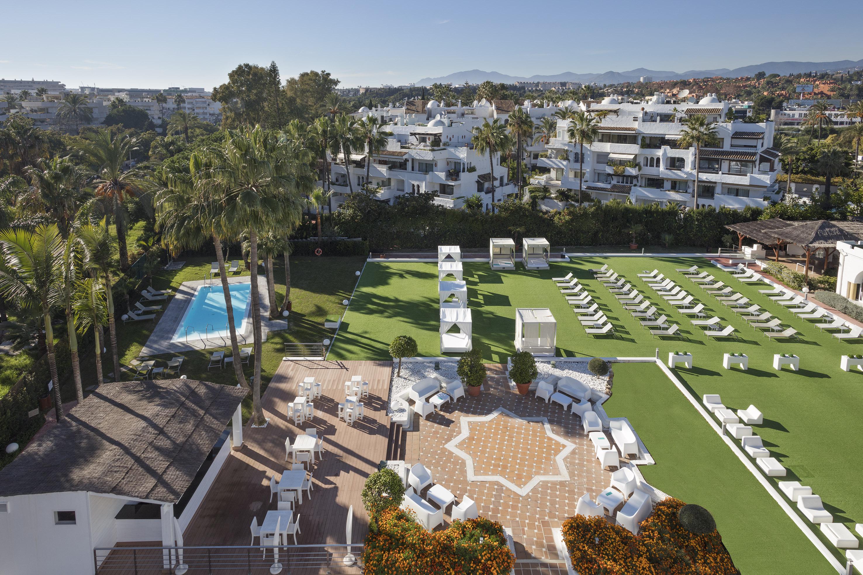 Hotel Me Marbella By Melia Esterno foto Aerial view of the hotel