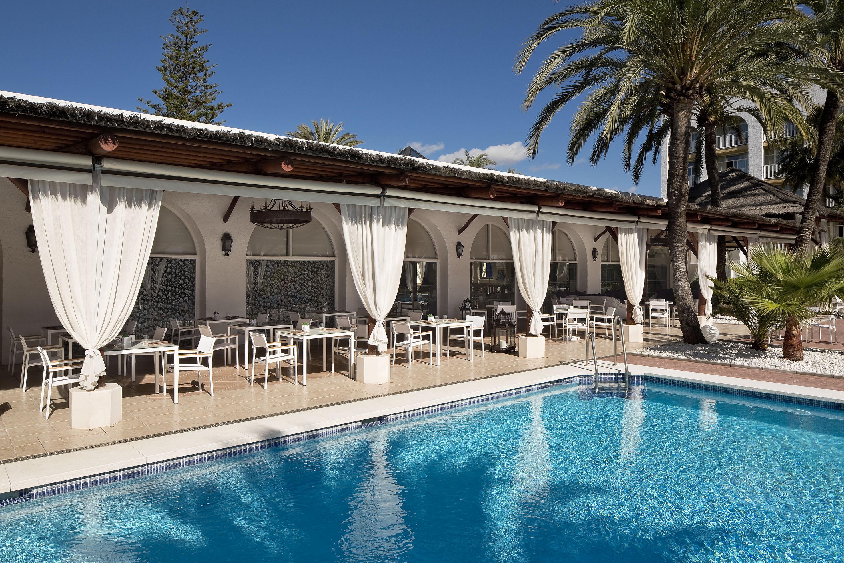 Hotel Me Marbella By Melia Esterno foto The pool at the hotel