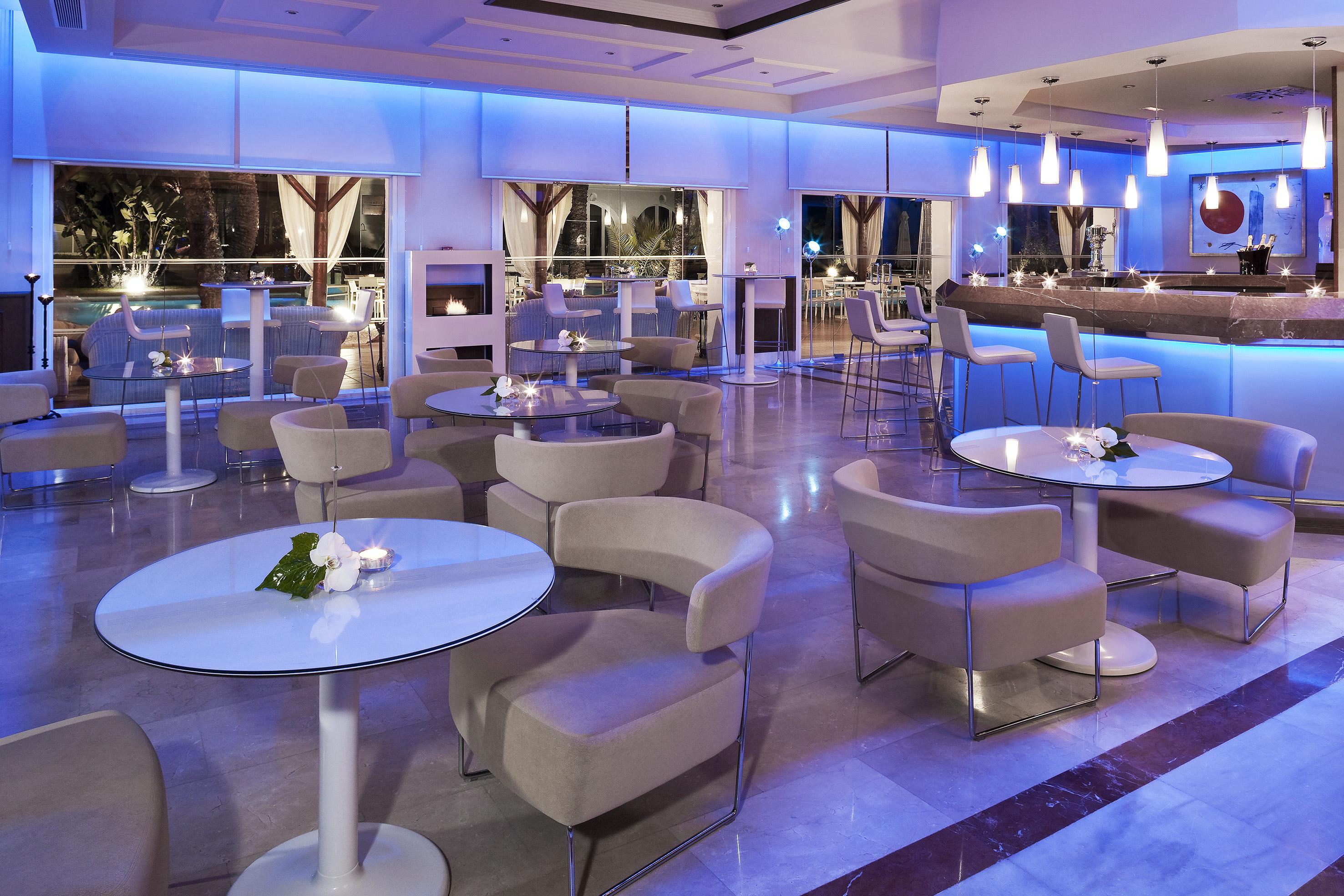 Hotel Me Marbella By Melia Esterno foto The bar at the Hilton Athens