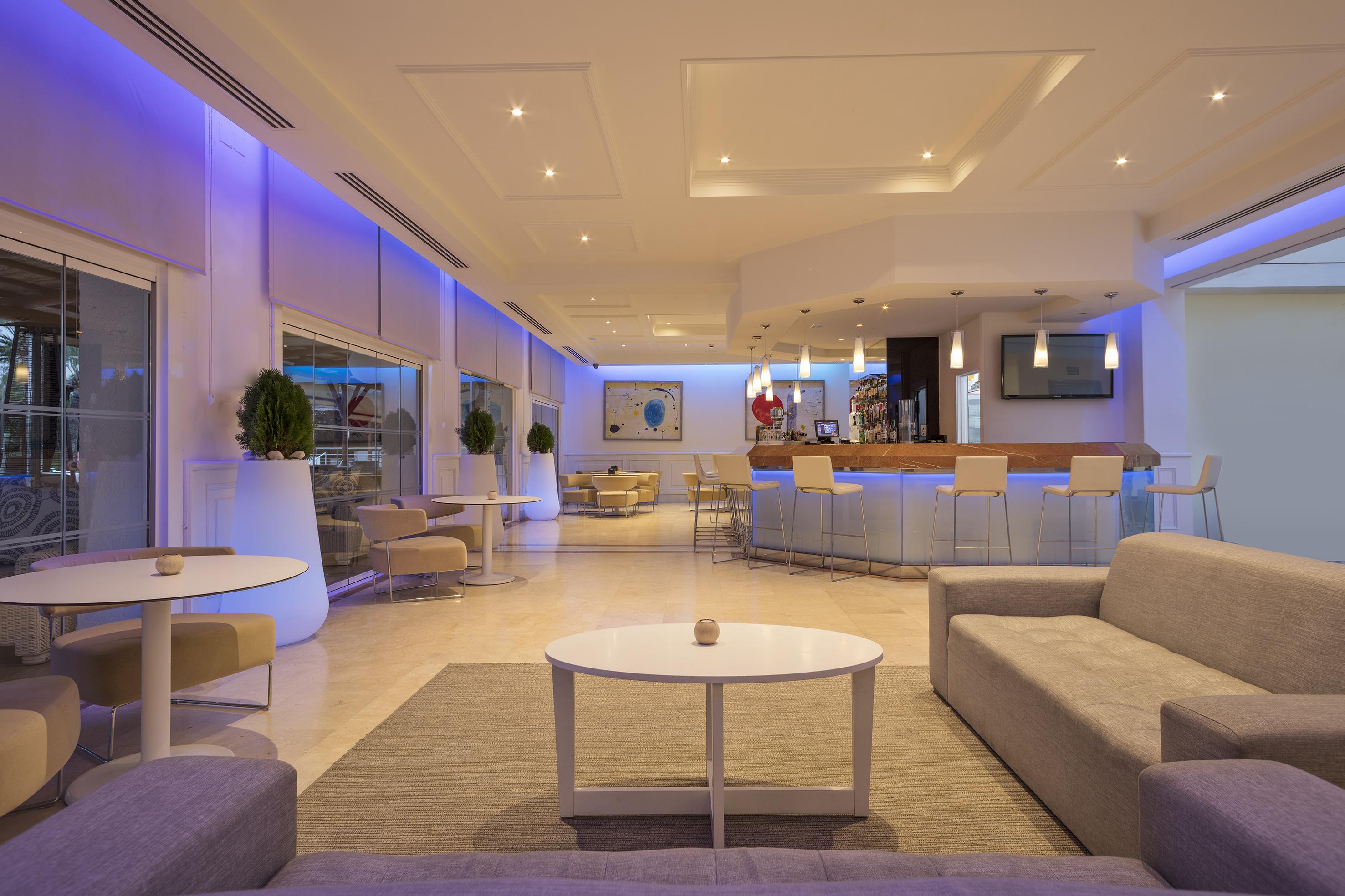 Hotel Me Marbella By Melia Esterno foto The lounge at the airport