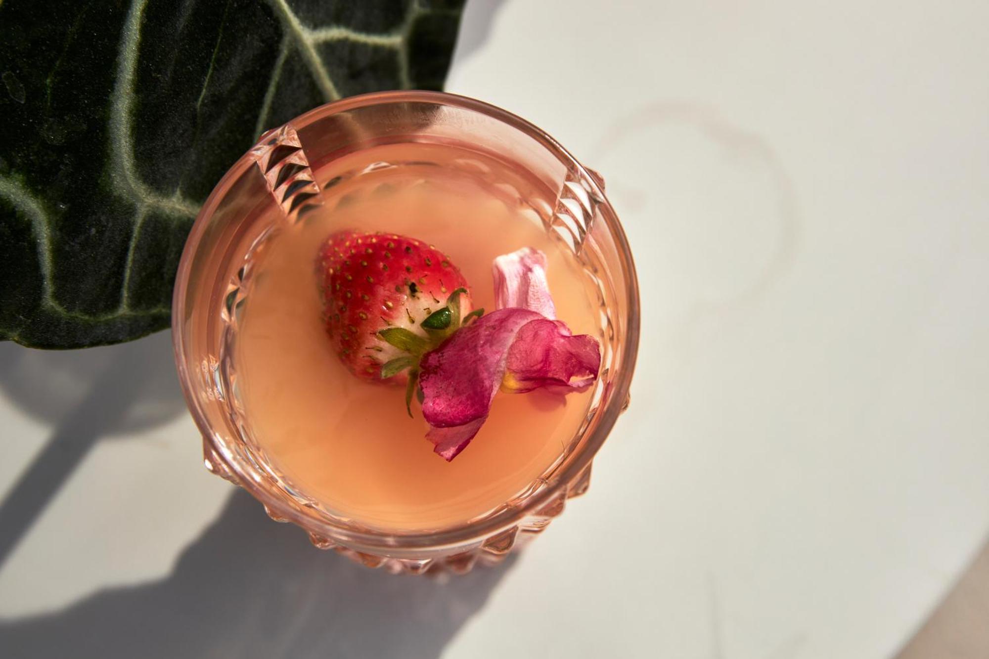 Hotel Me Marbella By Melia Esterno foto A strawberry bellini