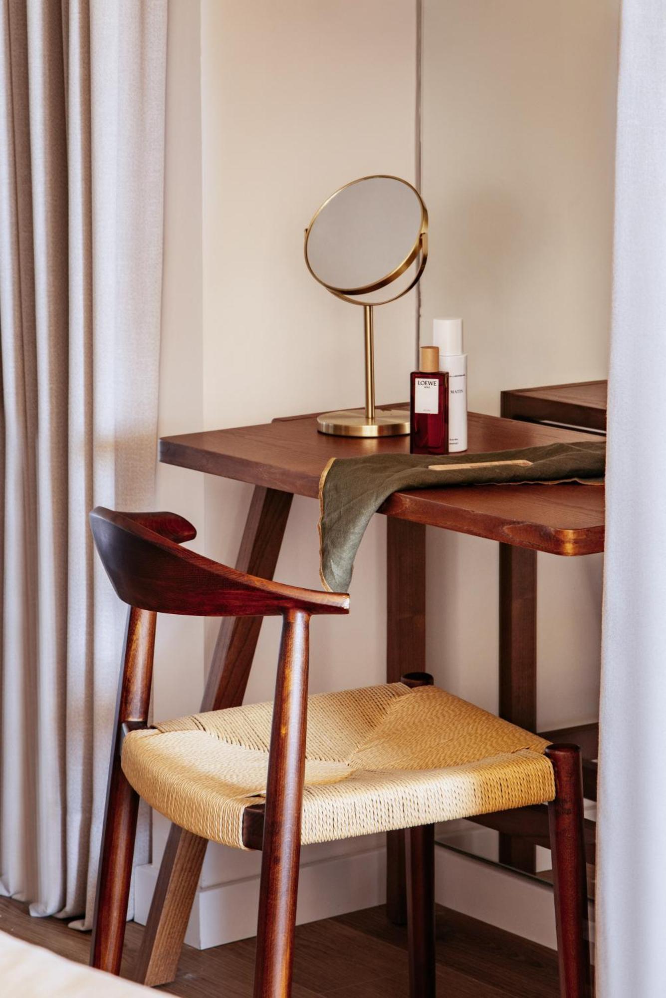 Hotel Me Marbella By Melia Esterno foto A dressing table