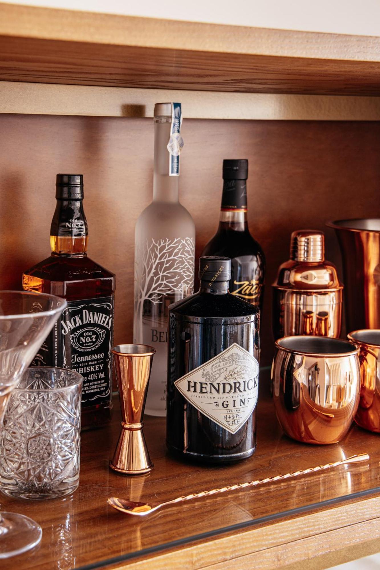 Hotel Me Marbella By Melia Esterno foto A selection of spirits